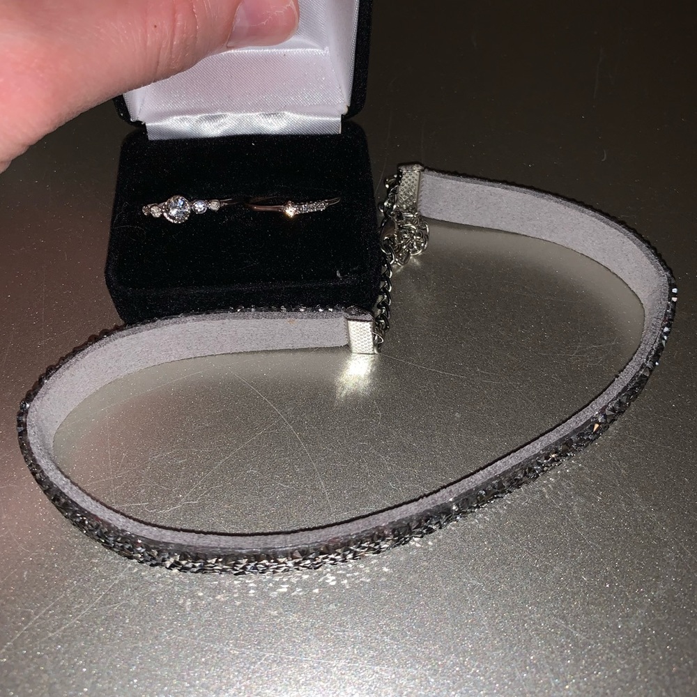 Grey sparkle choker with two rings set
